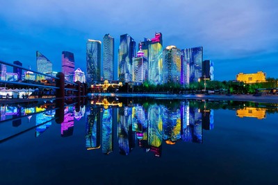 夜色流光溢彩，万家灯火喜